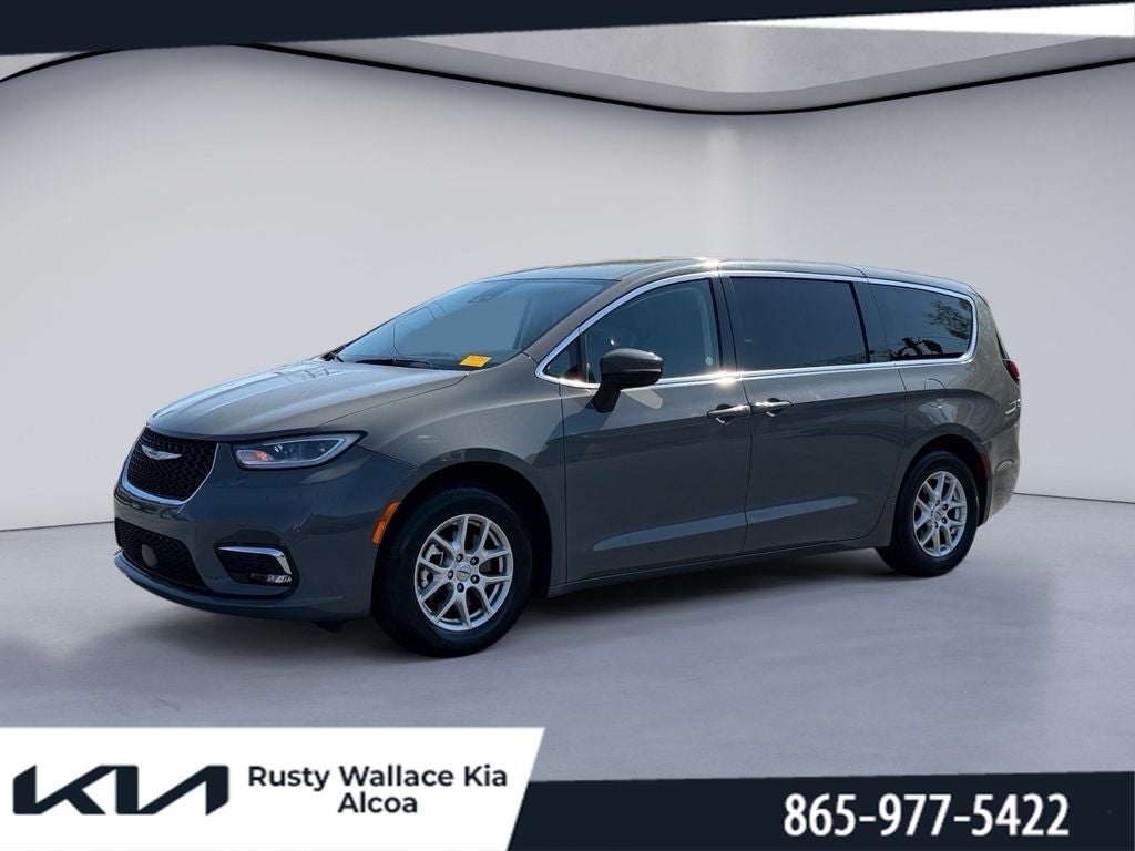 2023 Chrysler Pacifica Touring L's photo